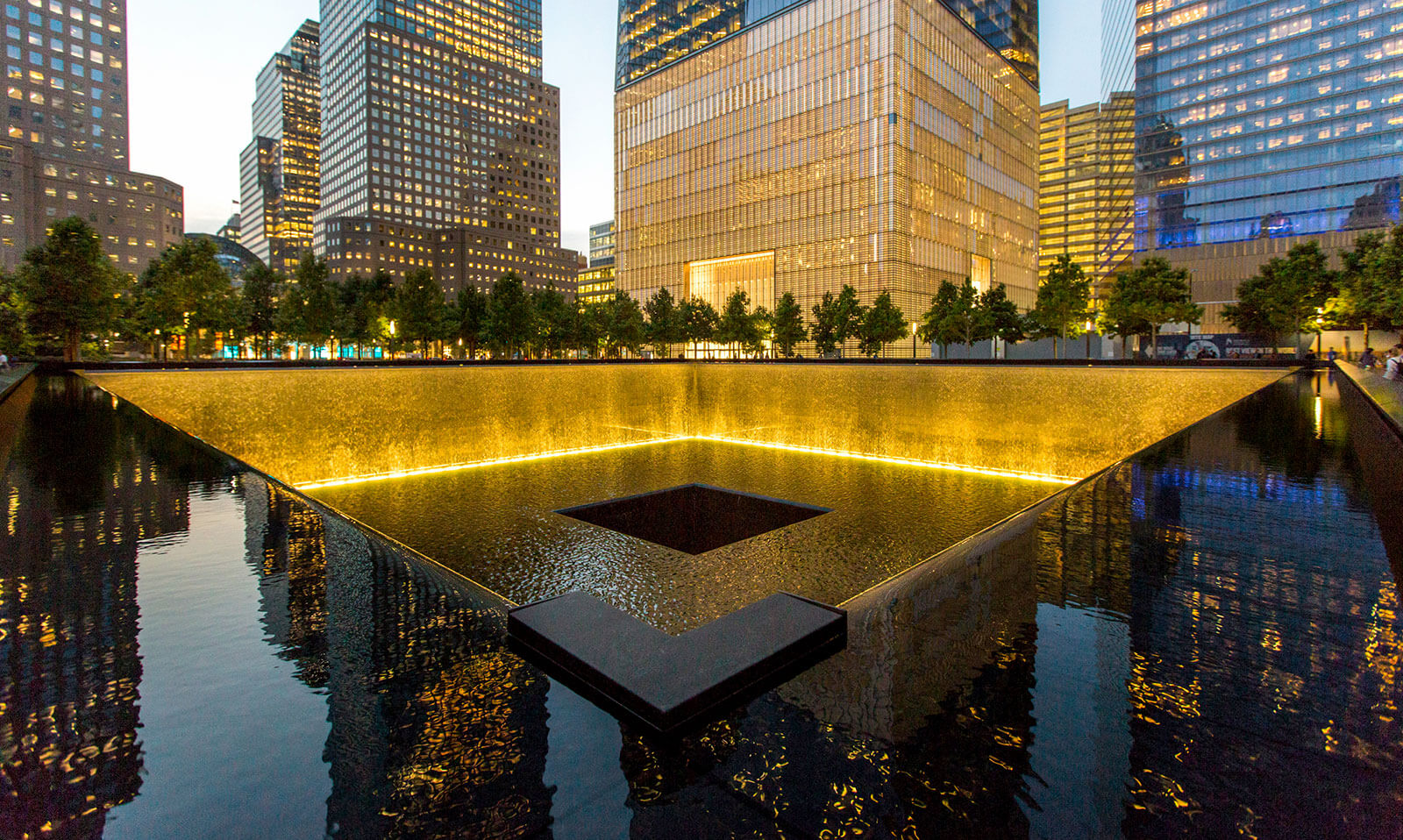 Память 9 11. Мемориал 9/11 в Нью-Йорке. Национальный мемориал и музей 11 сентября Нью-Йорк. Мемориал башни Близнецы в Нью-Йорке. Мемориал ВТЦ В Нью-Йорке.