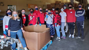 Volunteers food drive