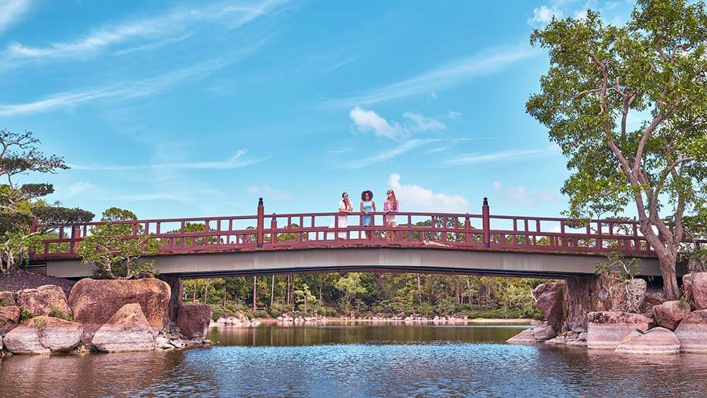 women on bridge at Morikami Museum and Japanese Gardens