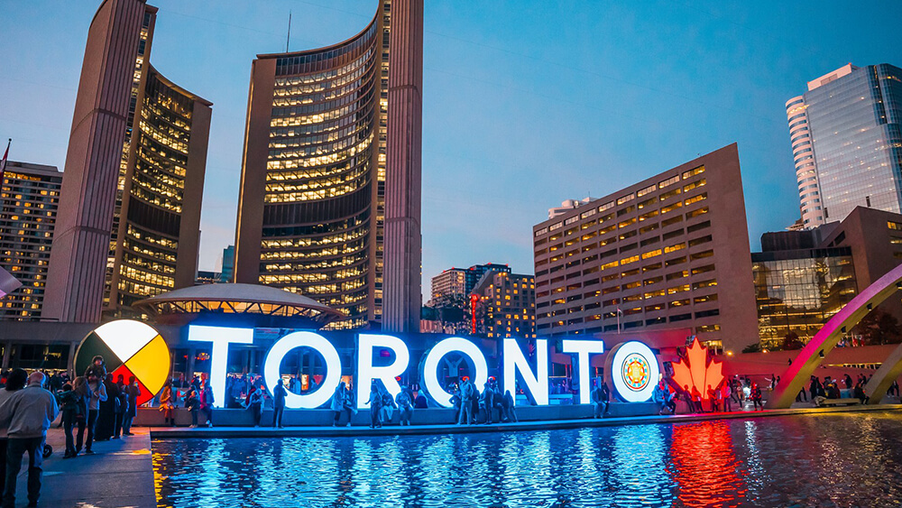 Toronto has a progressive culture, a thriving business environment and a wide selection of venues for meetings and conventions.