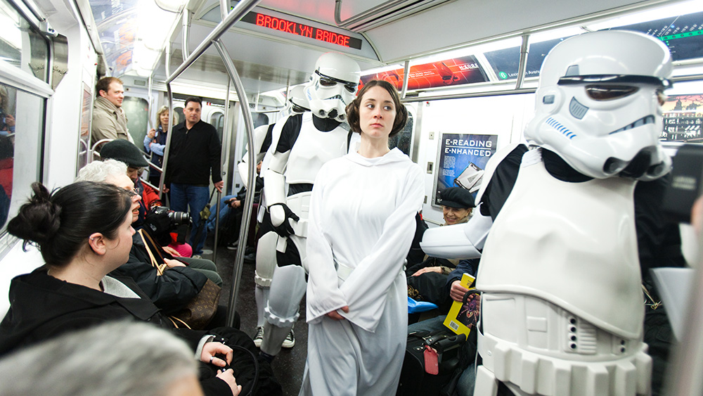 Personas vestidas como personajes de Star Wars en el metro.