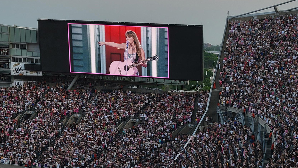 Taylor Swift en Jumbotron en el estadio de fútbol.