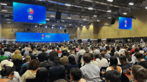 Descubre cómo la COP16 en Cali, Colombia, revolucionó la organización de eventos con sostenibilidad, innovación tecnológica y colaboración multisectorial. Un caso de estudio para organizadores de eventos internacionales. 