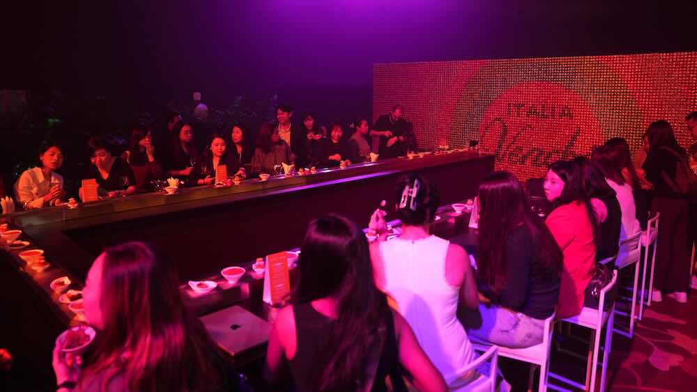 As Marina Bay Sands continues to push culinary creativity forward, attendees at the Autumn Showcase enjoyed a new conveyor-style dining experience featuring collaborative treats with Venchi.