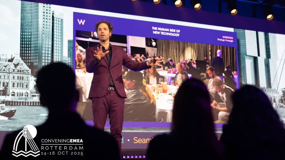 Thimon de Jong in not suggesting that organizers ban phones, but rather change how attendees use them in-session by embracing digital etiquette.