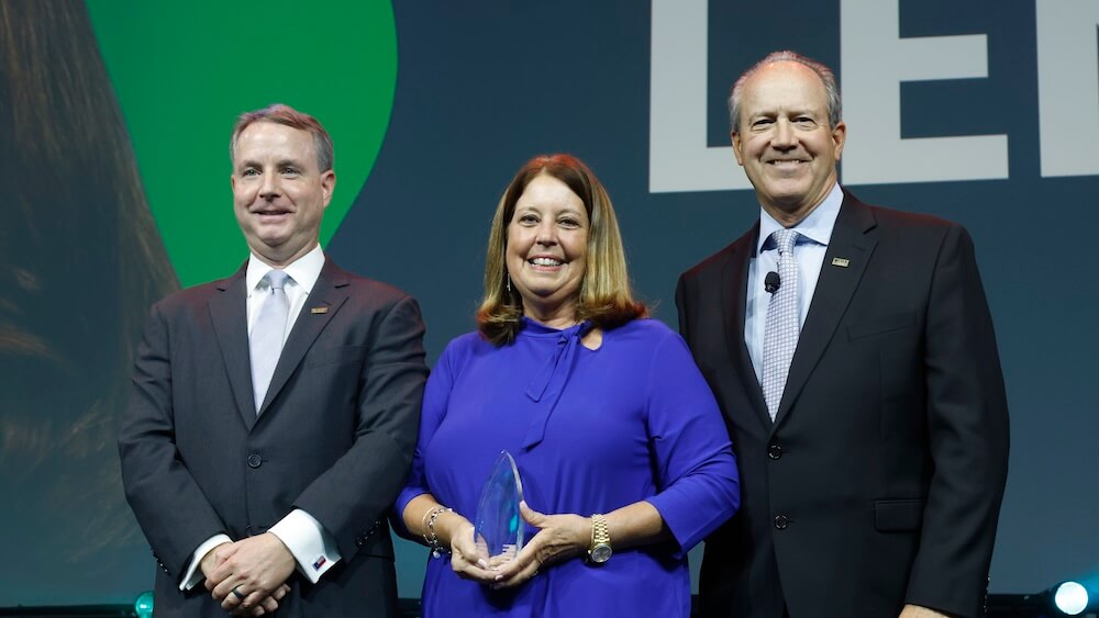 2022 IAEE Awards Chairperson Daniel McKinnon, CEM (left) and IAEE President & CEO David DuBois, CMP-F, CAE, FASAE, CTA (right) present the Woman of Achievement Award to Lenay Gore with Daniel McKinnon, CEM (left) and IAEE President & CEO David DuBois (right( ah at IAEE Expo! Expo! 2022 in Louisville, Kentucky. Photo courtesy Oscar & Associates.