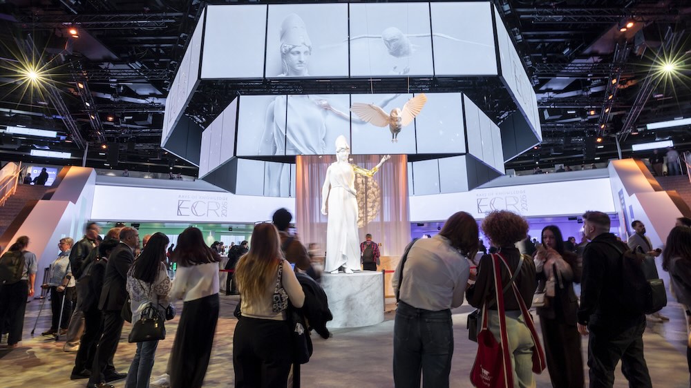 In the ECR 2026 entrance hall, a towering sculpture of Athena, the Greek goddess of reason and wisdom, welcomed attendees; behind her, the venue’s polySTAGE, a staging installation made up of 52 LED panels, beckoned with an immersive atmosphere of ancient Greek architecture and mythological figures.